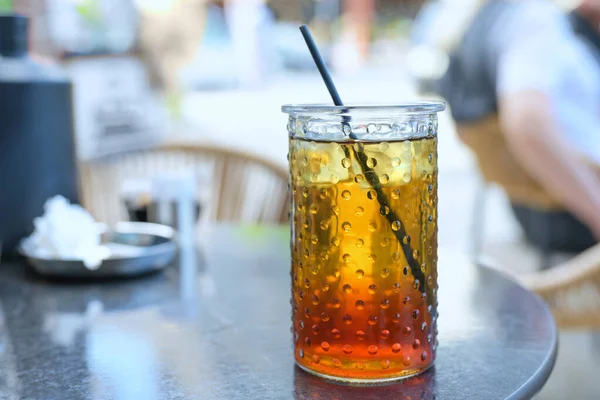 Chá Gelado Refrescante Com Xarope Limão Uma Palha Bebida Copo — Fotografia de Stock