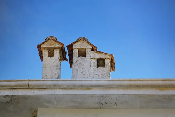 Fényes Vakolt Kémények Csempézett Tetővel Egy Görögországi Épületen Úgy Néznek — Stock Fotó