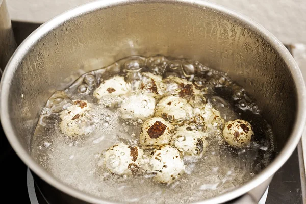 Bıldırcın Yumurtaları Paslanmaz Çelik Bir Tencerede Kaynamış Suda Pişirilir Fotokopi — Stok fotoğraf