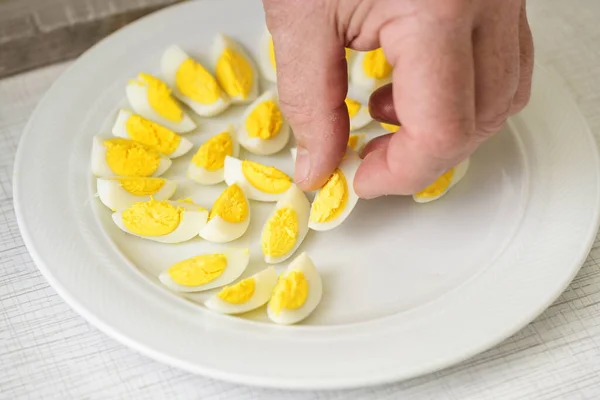 Mão Coloca Ovos Codorna Esquartejados Prato Para Café Manhã Brunch — Fotografia de Stock