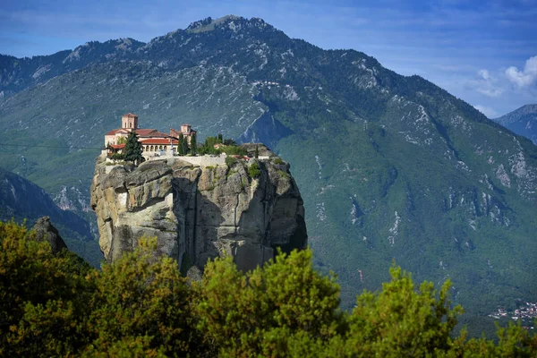 Kalambaka近くのMeteora複合体の岩の上に建てられた聖三位一体の修道院 ギリシャの有名な観光名所 背景の山の風景 青い空 コピースペース — ストック写真