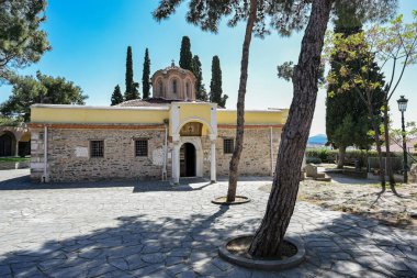 Vlatades Manastırı, Yunanistan 'ın üst kenti Selanik' teki tarihi Bizans tapınağının girişi, 1988 yılından beri UNESCO Dünya Mirası Bölgesi, seyahat varış noktası, güneşli bir günde mavi gökyüzü