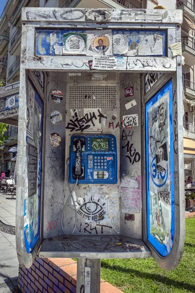 テッサロニキ ギリシャ 2023年4月27日 晴れた日にテッサロニキ市内中心部にステッカーとペイントスクラリングでいっぱいの公衆電話ボックス — ストック写真