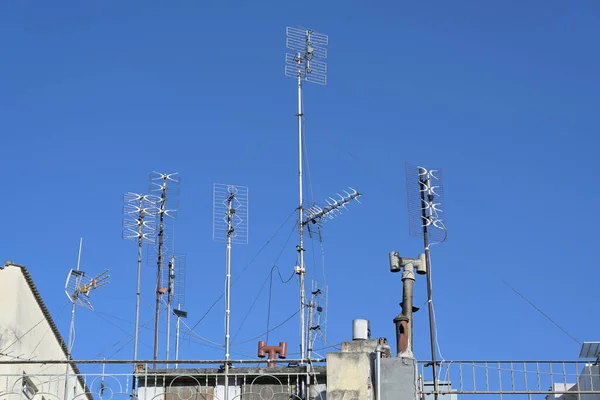 Różne Anteny Dachu Budynku Mieszkalnego Instalacja Komunikacji Mediów Takich Jak — Zdjęcie stockowe