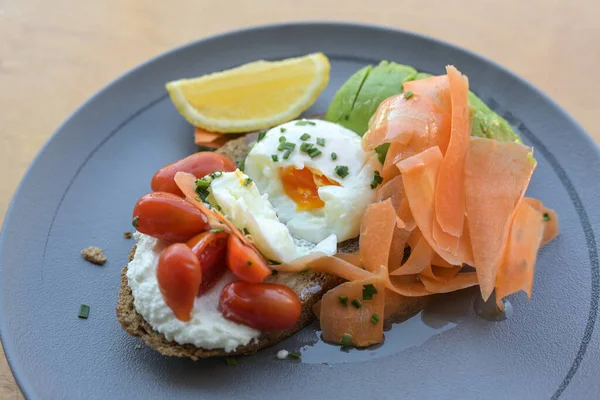 Sándwich Saludable Desayuno Almuerzo Con Pan Centeno Queso Crema Tomates —  Fotos de Stock