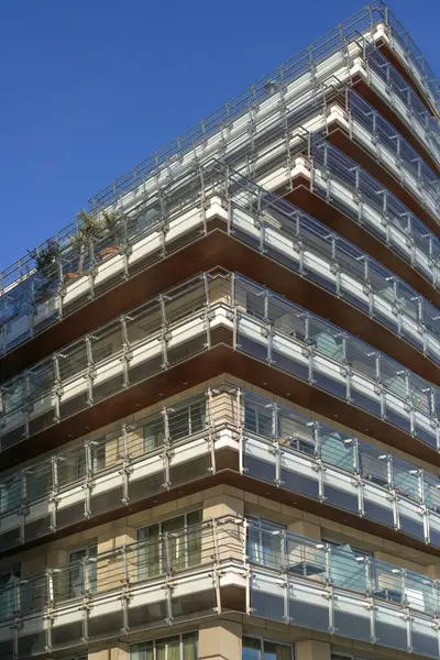 位于希腊塞萨洛尼基海滨 蓝天的多层现代住宅建筑及其周围带有玻璃窗的阳台被选定为重点 — 图库照片
