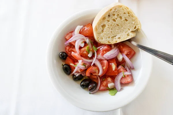 Fresh Tomato Salad Red Onions Black Olives Bread Bowl White — Stock Photo, Image