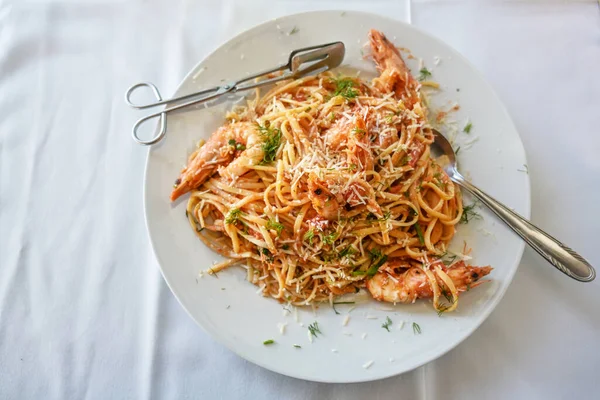 Espaguetis Con Camarones Salsa Tomate Adornado Con Hierbas Queso Parmesano — Foto de Stock