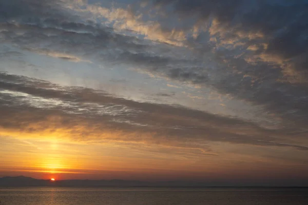 Güneş Gün Batımında Gün Doğumunda Denizin Arkasında Parlıyor Alacakaranlık Gökyüzünü — Stok fotoğraf