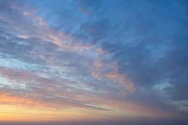 具有橙色 粉色和蓝色的浅色云彩的日出或日落天空 自然浪漫的背景纹理 天气和气候概念 完整框架 复制空间 — 图库照片