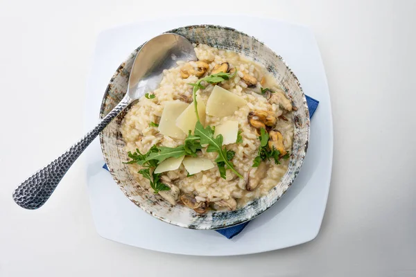 Ριζότο Μύδια Ρόκα Και Παρμεζάνα Μεσογειακό Γεύμα Σερβιρισμένο Ρουστίκ Κεραμική — Φωτογραφία Αρχείου