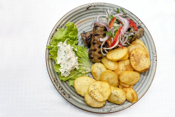 Middellandse Zee Gehakt Broodjes Met Gebakken Aardappel Plakjes Salade Dip — Stockfoto