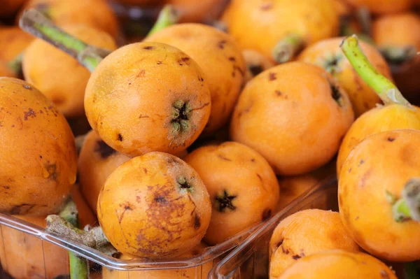 Плоды Апельсина Eriobotrya Japonica Продажи Фермерском Рынке Полный Каркас Выбранный — стоковое фото