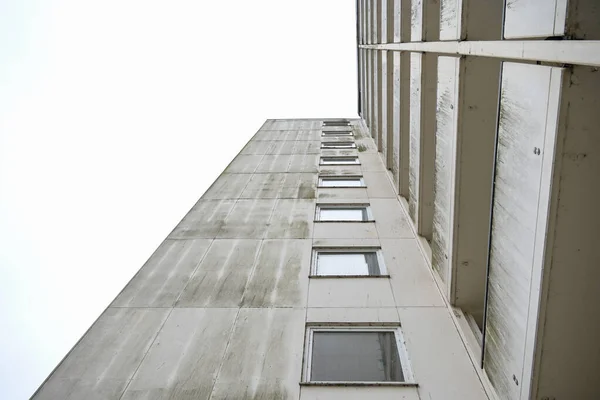 Fasáda Starého Výškového Činžovního Domu Betonu Balkony Okny Pohled Zdola — Stock fotografie