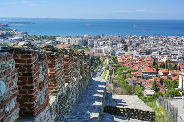 Yunanistan 'da Selanik, çağdaş merkez ve Akdeniz kıyıları üzerinde tarihi kent duvarları bulunan Ani Poli' nin güneşli bir günde havadan panoramik manzarası, uzayın kopyası
