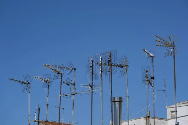 Diverses Antennes Sur Toit Immeuble Résidentiel Pour Communication Les Médias — Photo