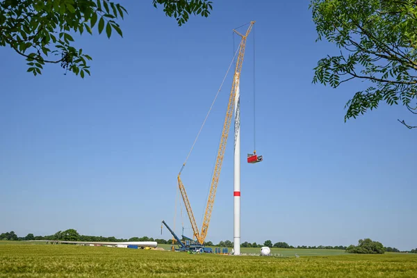 Instalación Una Turbina Eólica Grúa Alta Que Eleva Nacelle Sobre —  Fotos de Stock