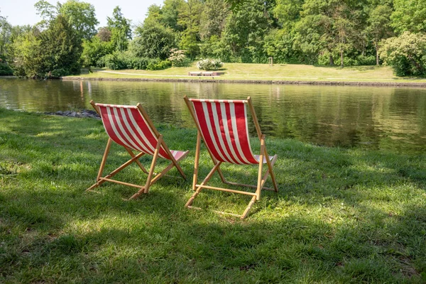 Rot Weiß Gestreifte Liegestühle Auf Der Liegewiese Natürlichen Ufer Eines — Stockfoto