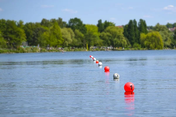 划艇比赛期间 用红白相间的标记在湖面的终点线上浮球 抄袭空间 选定的焦点 狭窄的场地深度 — 图库照片