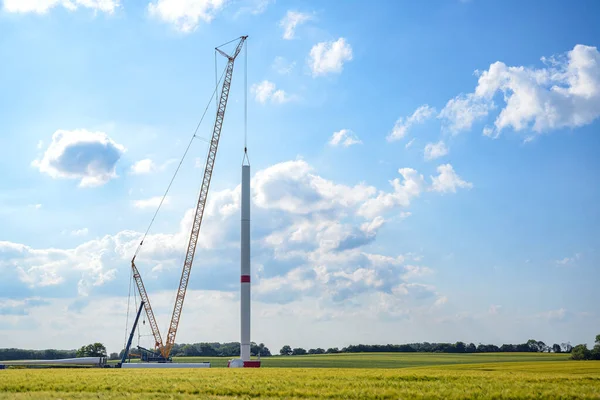 Baustelle Einer Windkraftanlage Großer Kran Zur Montage Einer Röhre Auf — Stockfoto