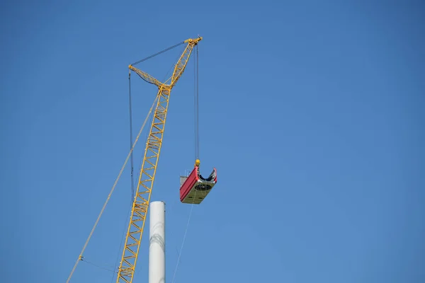 Кран Поднимает Гондолу Установить Башню Ветряной Турбины Строительной Площадке Электричество — стоковое фото