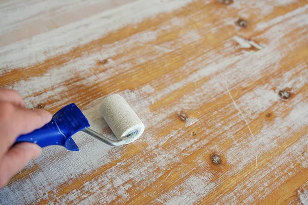 Hand Paint Roller Renews Glaze Surface Old Wooden Table Yourself — Stock Photo, Image