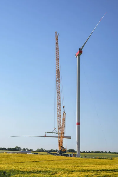 Sitio Construcción Gigante Para Una Turbina Eólica Grúa Está Levantando —  Fotos de Stock