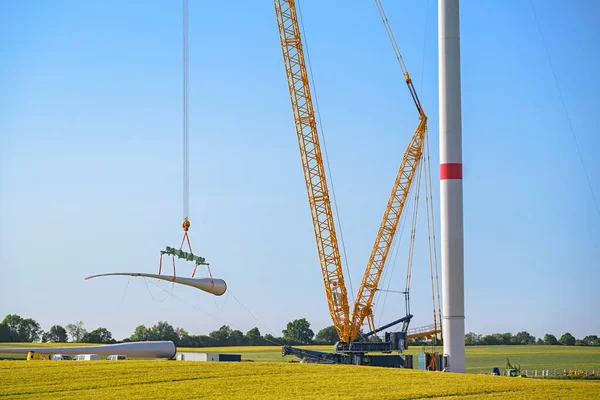 Riesiger Kran Hebt Ein Windradblatt Auf Dem Turm Installieren Baustelle — Stockfoto