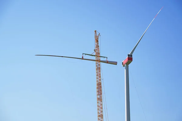 Instalando Una Turbina Eólica Grúa Está Levantando Segunda Cuchilla Para —  Fotos de Stock