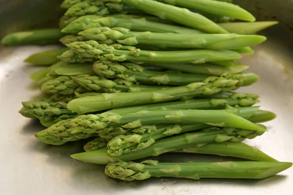 Espárragos Verdes Blanqueados Recipiente Metal Cocinar Con Verduras Saludables Temporada —  Fotos de Stock
