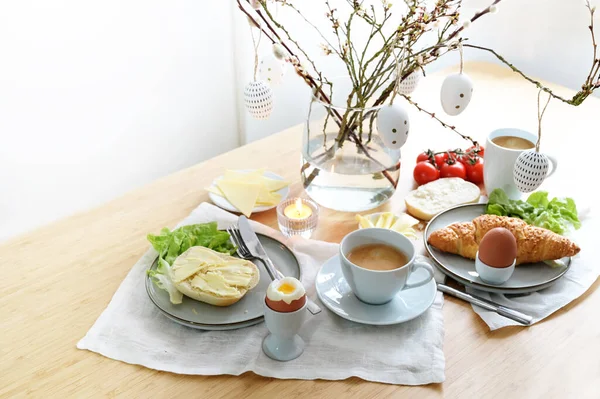 Påsk Frukost Med Bröd Rulle Ost Och Ägg Dekorerade Med — Stockfoto