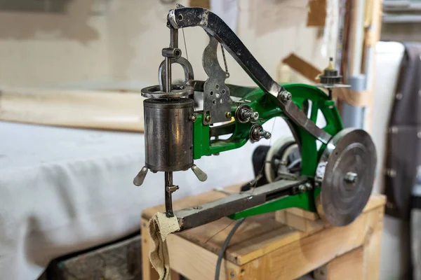 Industrienähmaschine Für Lederbearbeitung Mit Schwungrad Und Rotierendem Nähfuß Der Werkstatt — Stockfoto