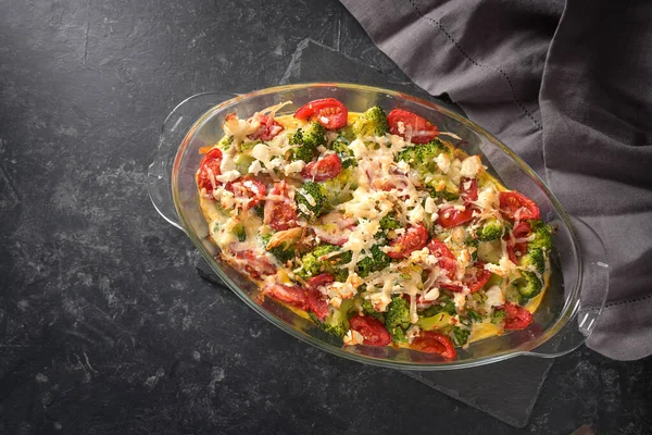Auflauf Aus Brokkoli Tomaten Zwiebeln Feta Und Käse Gesundes Gemüsegericht — Stockfoto