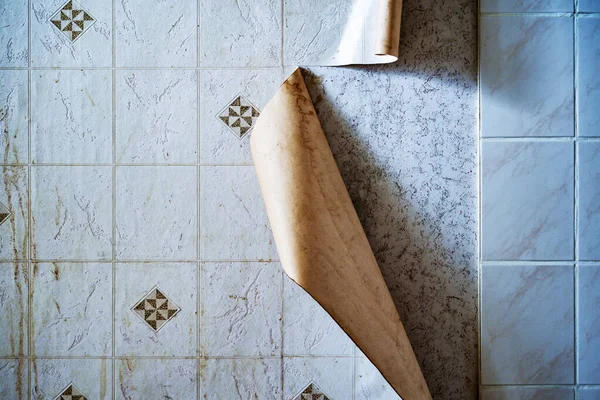 Folie Mit Kunstfliesen Löst Sich Von Der Küchenwand Einer Sanierungsbedürftigen — Stockfoto