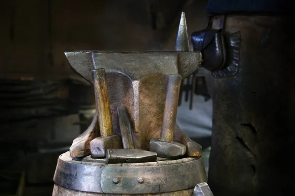 便携式铁匠车间的铁锤和各种铁锤 在传统工艺市场上的锻造演示 复制空间 选定的焦点 狭窄的场地深度 — 图库照片