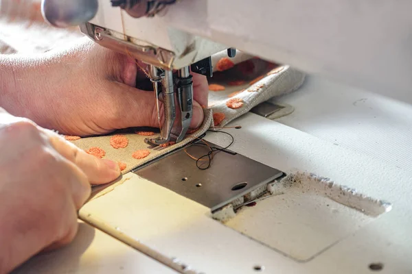 Дизайнер Интерьера Работающий Промышленной Швейной Машине Тканями Обивки Занавески Домашнего — стоковое фото