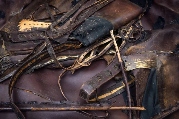 Cuero Marrón Viejo Cinturones Bolsos Muebles Recogidos Taller Reciclaje Donde —  Fotos de Stock