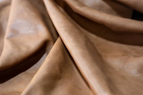软棕色皮革 波浪形排列 用于工艺车间的家具 袋子或衣服 完整的背景 复制空间 选定的焦点 狭窄的场地深度 — 图库照片