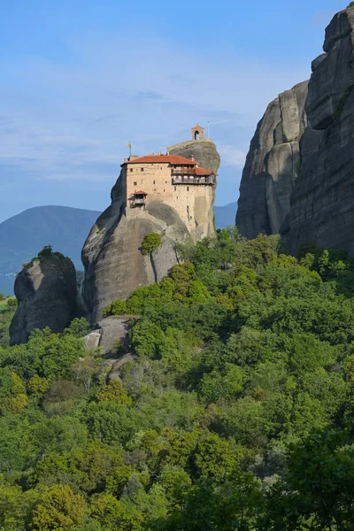 ギリシャ 東正教会の宗教 有名な観光地 青い空 コピースペースのメテオラの風景の岩崖の上に聖ニコラスAnapausasの修道院 — ストック写真
