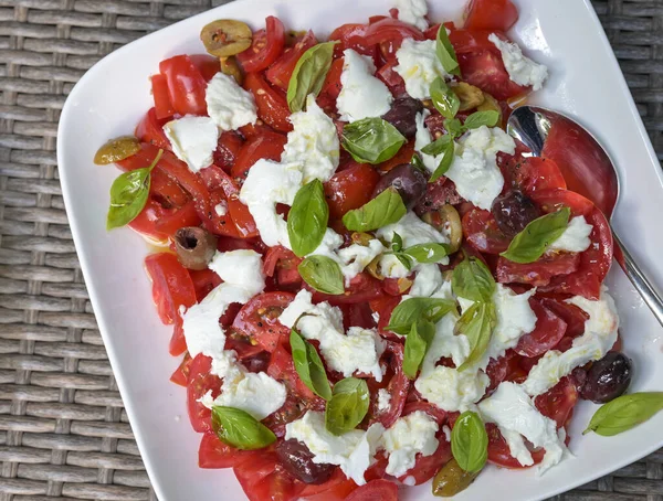 Σαλάτα Από Ντομάτες Φέτα Ελιές Και Βασιλικό Μεσογειακό Χορτοφαγικό Καλοκαιρινό — Φωτογραφία Αρχείου
