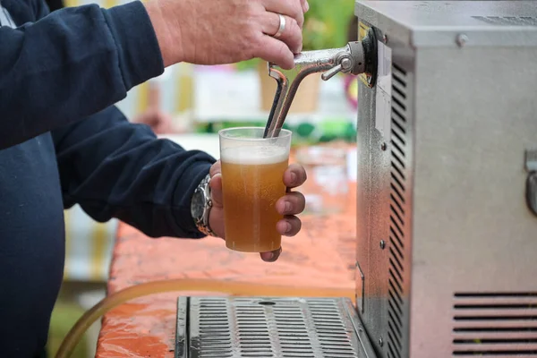 Cold Draught Beer Poured Mobile Tap Plastic Glass Open Air — Stock Photo, Image