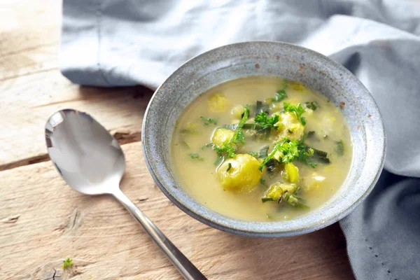 Vegetarische Suppe Aus Gemüse Wie Rosenkohl Lauch Und Kartoffeln Mit — Stockfoto