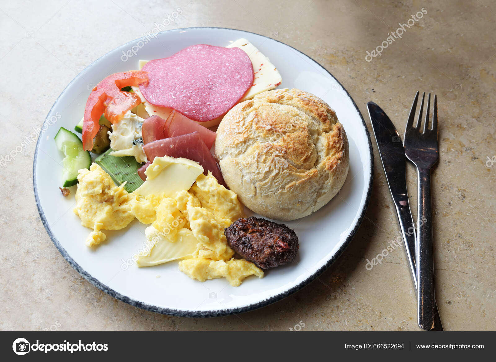 Café da manhã inglês com ovos fritos, bacon, queijo, tomate no