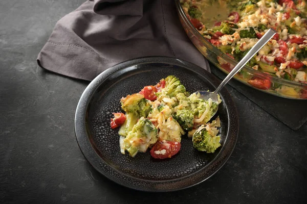 健康的な低炭水化物の食事 ブロッコリーと野菜からキャセロール トマト 玉ねぎ フェタとチーズ ダークプレートと灰色のスレートテーブルの上 コピースペース 選択された焦点 フィールドの狭い深さ — ストック写真