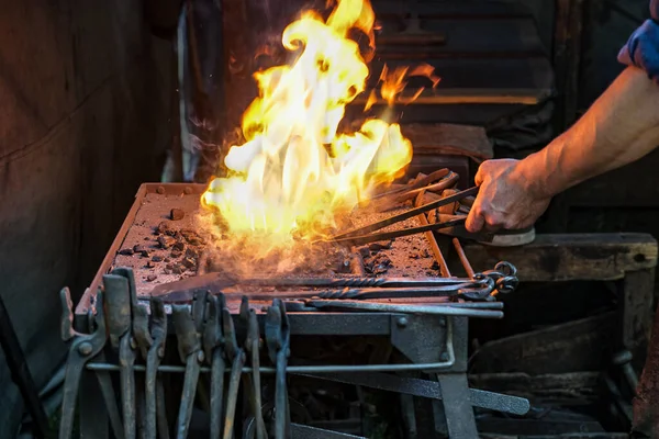 Herrero Sosteniendo Una Pieza Trabajo Fuego Carbón Ardiente Fragua Para — Foto de Stock