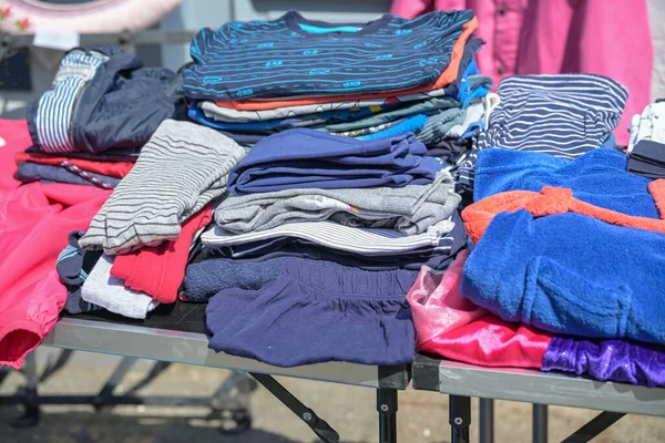 晴れた日にフリーマーケットの屋台で販売のために青 ピンクのカジュアルな服を使用し フォーカスを選択 — ストック写真