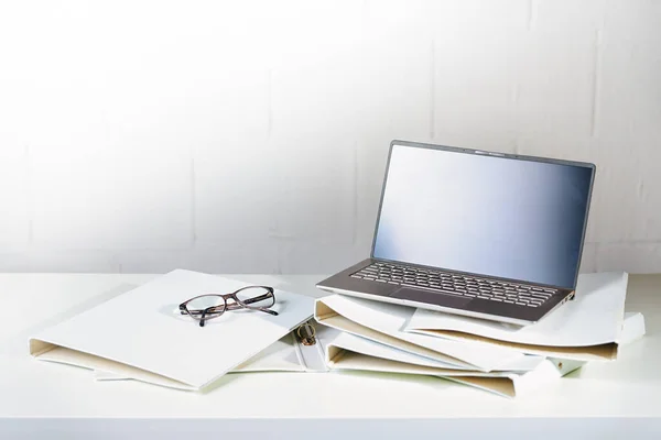 写字台上的几台笔记本电脑和几台白色环形活页夹上的眼镜 行政和业务工作概念 复制空间 选定的焦点 狭窄的领域深度 — 图库照片