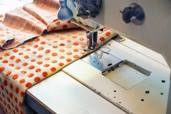 工业缝纫机在工艺车间加工室内装饰用的室内装饰面料 复制空间 选定的焦点 狭窄的场地深度 — 图库照片