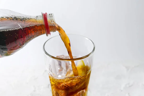 Pouring Fresh Cola Bottle Drinking Glass Ice Cubes Lemon Slice — Stock Photo, Image