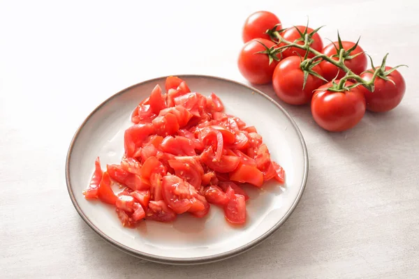 Ντομάτες Ολόκληρες Και Ψιλοκομμένες Πιάτο Συστατικό Για Διάφορα Πιάτα Έννοια — Φωτογραφία Αρχείου